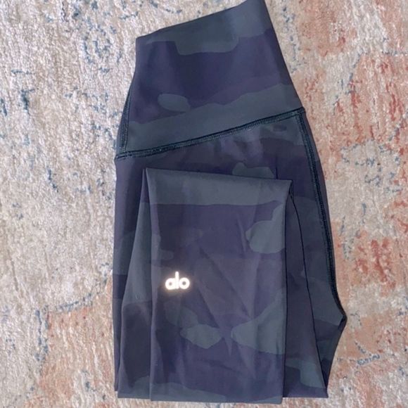 ALO Yoga Pants - ALO Yoga Camo Vapor Legging